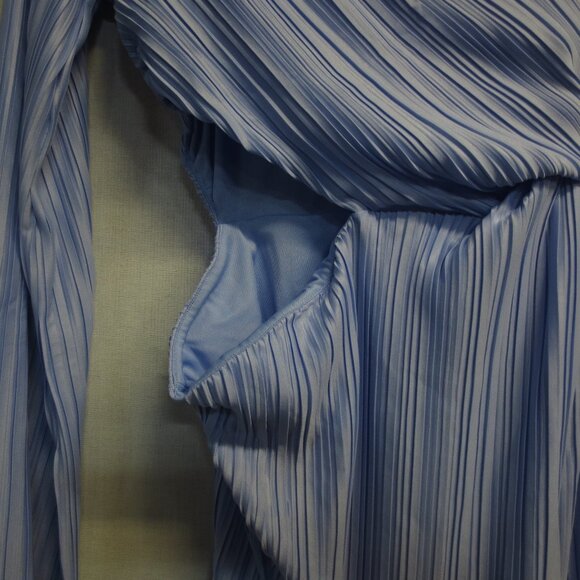 ASOS DESIGN plisse one sleeve midi dress with slit detail in icy blue - US 6 - Picture 4 of 7